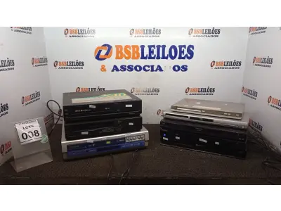 LOTE 008 - 04 APARELHOS DE DVD, 02 BLU RAY E 02 APARELHOS DE VÍDEO CASSETE DE MARCAS E MODELOS DIVERSOS. (NO ESTADO) ATENÇÃO! FAZER A VISITAÇÃO ANTES DE ARREMATAR, NÃO SABEMOS SE FUNCIONA, LEILÃO NÃO TEM GARANTIA E NEM DEVOLUÇÃO, SUJEITO A POSSÍVEIS AVARIAS VISÍVEIS/OCULTAS E/OU AUSÊNCIA DE COMPONENTES.