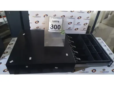 LOTE 300 - 01 GAVETA DE DINHEIRO. (NO ESTADO) ATENÇÃO! FAZER A VISITAÇÃO ANTES DE ARREMATAR, NÃO SABEMOS SE FUNCIONA, LEILÃO NÃO TEM GARANTIA E NEM DEVOLUÇÃO, SUJEITO A POSSÍVEIS AVARIAS VISÍVEIS/OCULTAS E/OU AUSÊNCIA DE COMPONENTES.