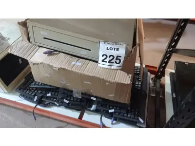 LOTE 225 - 01 GAVETA DE DINHEIRO E 01 CAIXA COM GRANDE QUANTIDADE DE TECLADOS DE PC. (NO ESTADO) ATENÇÃO! FAZER A VISITAÇÃO ANTES DE ARREMATAR, NÃO SABEMOS SE FUNCIONA, LEILÃO NÃO TEM GARANTIA E NEM DEVOLUÇÃO, SUJEITO A POSSÍVEIS AVARIAS VISÍVEIS/OCULTAS E/OU AUSÊNCIA DE COMPONENTES.