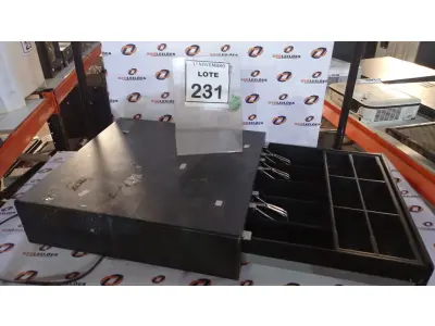 LOTE 231 - 01 GAVETA DE DINHEIRO. (NO ESTADO) ATENÇÃO! FAZER A VISITAÇÃO ANTES DE ARREMATAR, NÃO SABEMOS SE FUNCIONA, LEILÃO NÃO TEM GARANTIA E NEM DEVOLUÇÃO, SUJEITO A POSSÍVEIS AVARIAS VISÍVEIS/OCULTAS E/OU AUSÊNCIA DE COMPONENTES.