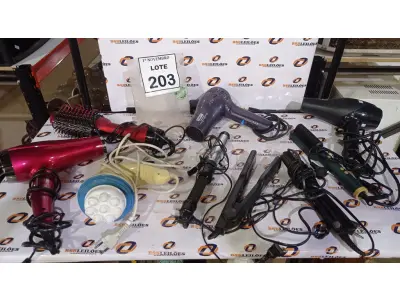 LOTE 203 - 01 ESCOVA DE CABELO ELÉTRICA, 01 MASSAGEADOR, 03 SECADORES DE CABELO E 04 CHAPINHAS DE CABELO. (NO ESTADO) ATENÇÃO! FAZER A VISITAÇÃO ANTES DE ARREMATAR, NÃO SABEMOS SE FUNCIONA, LEILÃO NÃO TEM GARANTIA E NEM DEVOLUÇÃO, SUJEITO A POSSÍVEIS AVARIAS VISÍVEIS/OCULTAS E/OU AUSÊNCIA DE COMPONENTES.