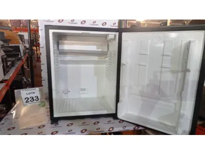 LOTE 233 - 01 FRIGOBAR 220V MARCA DOMETIC. (NO ESTADO) ATENÇÃO! FAZER A VISITAÇÃO ANTES DE ARREMATAR, NÃO SABEMOS SE FUNCIONA, LEILÃO NÃO TEM GARANTIA E NEM DEVOLUÇÃO, SUJEITO A POSSÍVEIS AVARIAS VISÍVEIS/OCULTAS E/OU AUSÊNCIA DE COMPONENTES.