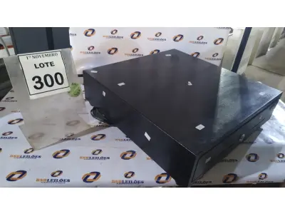 LOTE 300 - 01 GAVETA DE DINHEIRO. (NO ESTADO) ATENÇÃO! FAZER A VISITAÇÃO ANTES DE ARREMATAR, NÃO SABEMOS SE FUNCIONA, LEILÃO NÃO TEM GARANTIA E NEM DEVOLUÇÃO, SUJEITO A POSSÍVEIS AVARIAS VISÍVEIS/OCULTAS E/OU AUSÊNCIA DE COMPONENTES.