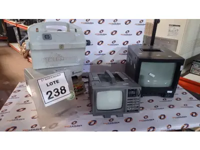 LOTE 238 - 02 TVS PORTÁTEIS, 01 RELÓGIO DE PAREDE E 01 FONTE DE ALIMENTAÇÃO PARA LIMPADOR DE PISCINA. (NO ESTADO) ATENÇÃO! FAZER A VISITAÇÃO ANTES DE ARREMATAR, NÃO SABEMOS SE FUNCIONA, LEILÃO NÃO TEM GARANTIA E NEM DEVOLUÇÃO, SUJEITO A POSSÍVEIS AVARIAS VISÍVEIS/OCULTAS E/OU AUSÊNCIA DE COMPONENTES.