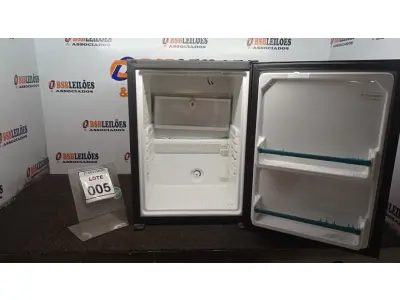 LOTE 005 - 01 FRIGOBAR 220V MARCA ELECTROLUX. (NO ESTADO) ATENÇÃO! FAZER A VISITAÇÃO ANTES DE ARREMATAR, NÃO SABEMOS SE FUNCIONA, LEILÃO NÃO TEM GARANTIA E NEM DEVOLUÇÃO, SUJEITO A POSSÍVEIS AVARIAS VISÍVEIS/OCULTAS E/OU AUSÊNCIA DE COMPONENTES.