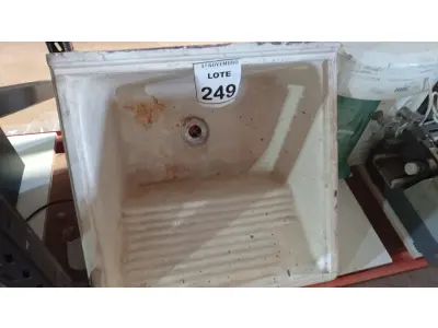 LOTE 249 - 01 TANQUE DE FIBRA SINTÉTICA. (NO ESTADO) ATENÇÃO! FAZER A VISITAÇÃO ANTES DE ARREMATAR, NÃO SABEMOS SE FUNCIONA, LEILÃO NÃO TEM GARANTIA E NEM DEVOLUÇÃO, SUJEITO A POSSÍVEIS AVARIAS VISÍVEIS/OCULTAS E/OU AUSÊNCIA DE COMPONENTES.