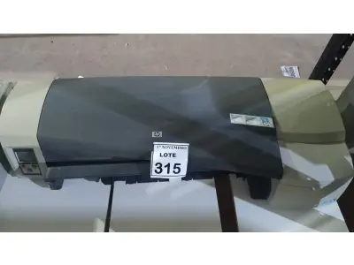 LOTE 315 - 01 PLOTTER DE MESA MODELO DESIGNJET 111 MARCA HP. (NO ESTADO) ATENÇÃO! FAZER A VISITAÇÃO ANTES DE ARREMATAR, NÃO SABEMOS SE FUNCIONA, LEILÃO NÃO TEM GARANTIA E NEM DEVOLUÇÃO, SUJEITO A POSSÍVEIS AVARIAS VISÍVEIS/OCULTAS E/OU AUSÊNCIA DE COMPONENTES.