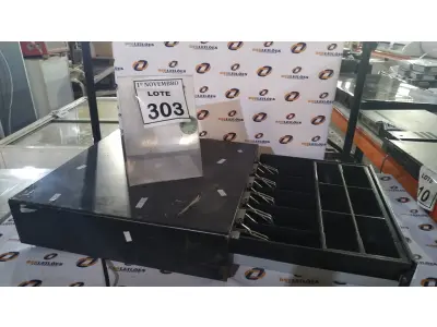 LOTE 303 - 01 GAVETA DE DINHEIRO. (NO ESTADO) ATENÇÃO! FAZER A VISITAÇÃO ANTES DE ARREMATAR, NÃO SABEMOS SE FUNCIONA, LEILÃO NÃO TEM GARANTIA E NEM DEVOLUÇÃO, SUJEITO A POSSÍVEIS AVARIAS VISÍVEIS/OCULTAS E/OU AUSÊNCIA DE COMPONENTES.