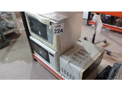 LOTE 224 - 03 MICRO-ONDAS DE MARCAS E MODELOS DIVERSOS. (NO ESTADO) ATENÇÃO! FAZER A VISITAÇÃO ANTES DE ARREMATAR, NÃO SABEMOS SE FUNCIONA, LEILÃO NÃO TEM GARANTIA E NEM DEVOLUÇÃO, SUJEITO A POSSÍVEIS AVARIAS VISÍVEIS/OCULTAS E/OU AUSÊNCIA DE COMPONENTES.