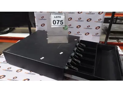 LOTE 075 - 01 GAVETA DE DINHEIRO. (NO ESTADO) ATENÇÃO! FAZER A VISITAÇÃO ANTES DE ARREMATAR, NÃO SABEMOS SE FUNCIONA, LEILÃO NÃO TEM GARANTIA E NEM DEVOLUÇÃO, SUJEITO A POSSÍVEIS AVARIAS VISÍVEIS/OCULTAS E/OU AUSÊNCIA DE COMPONENTES.