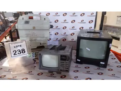 LOTE 238 - 02 TVS PORTÁTEIS, 01 RELÓGIO DE PAREDE E 01 FONTE DE ALIMENTAÇÃO PARA LIMPADOR DE PISCINA. (NO ESTADO) ATENÇÃO! FAZER A VISITAÇÃO ANTES DE ARREMATAR, NÃO SABEMOS SE FUNCIONA, LEILÃO NÃO TEM GARANTIA E NEM DEVOLUÇÃO, SUJEITO A POSSÍVEIS AVARIAS VISÍVEIS/OCULTAS E/OU AUSÊNCIA DE COMPONENTES.