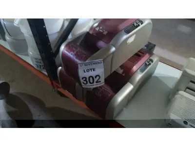 LOTE 302 - 03 IMPRESSORAS DE CRACHÁ. (NO ESTADO) ATENÇÃO! FAZER A VISITAÇÃO ANTES DE ARREMATAR, NÃO SABEMOS SE FUNCIONA, LEILÃO NÃO TEM GARANTIA E NEM DEVOLUÇÃO, SUJEITO A POSSÍVEIS AVARIAS VISÍVEIS/OCULTAS E/OU AUSÊNCIA DE COMPONENTES.