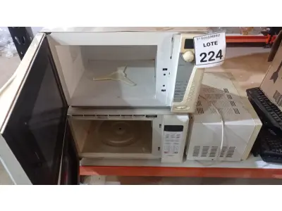 LOTE 224 - 03 MICRO-ONDAS DE MARCAS E MODELOS DIVERSOS. (NO ESTADO) ATENÇÃO! FAZER A VISITAÇÃO ANTES DE ARREMATAR, NÃO SABEMOS SE FUNCIONA, LEILÃO NÃO TEM GARANTIA E NEM DEVOLUÇÃO, SUJEITO A POSSÍVEIS AVARIAS VISÍVEIS/OCULTAS E/OU AUSÊNCIA DE COMPONENTES.