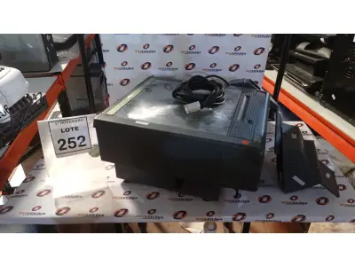 LOTE 252 - 01 RETROPROJETOR. (NO ESTADO) ATENÇÃO! FAZER A VISITAÇÃO ANTES DE ARREMATAR, NÃO SABEMOS SE FUNCIONA, LEILÃO NÃO TEM GARANTIA E NEM DEVOLUÇÃO, SUJEITO A POSSÍVEIS AVARIAS VISÍVEIS/OCULTAS E/OU AUSÊNCIA DE COMPONENTES.