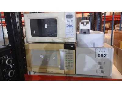 02 DISPENSES DE PAPEL, 01 DISPENSER DE ÁLCOOL EM GEL E 03 MICRO-ONDAS DE MARCAS E MODELOS DIVERSOS. (NO ESTADO) ATENÇÃO! FAZER A VISITAÇÃO ANTES DE ARREMATAR, NÃO SABEMOS SE FUNCIONA, LEILÃO NÃO TEM GARANTIA E NEM DEVOLUÇÃO, SUJEITO A POSSÍVEIS AVARIAS VISÍVEIS/OCULTAS E/OU AUSÊNCIA DE COMPONENTES.