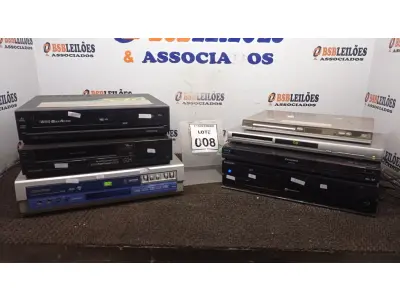 LOTE 008 - 04 APARELHOS DE DVD, 02 BLU RAY E 02 APARELHOS DE VÍDEO CASSETE DE MARCAS E MODELOS DIVERSOS. (NO ESTADO) ATENÇÃO! FAZER A VISITAÇÃO ANTES DE ARREMATAR, NÃO SABEMOS SE FUNCIONA, LEILÃO NÃO TEM GARANTIA E NEM DEVOLUÇÃO, SUJEITO A POSSÍVEIS AVARIAS VISÍVEIS/OCULTAS E/OU AUSÊNCIA DE COMPONENTES.