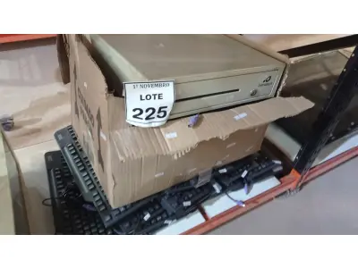 LOTE 225 - 01 GAVETA DE DINHEIRO E 01 CAIXA COM GRANDE QUANTIDADE DE TECLADOS DE PC. (NO ESTADO) ATENÇÃO! FAZER A VISITAÇÃO ANTES DE ARREMATAR, NÃO SABEMOS SE FUNCIONA, LEILÃO NÃO TEM GARANTIA E NEM DEVOLUÇÃO, SUJEITO A POSSÍVEIS AVARIAS VISÍVEIS/OCULTAS E/OU AUSÊNCIA DE COMPONENTES.
