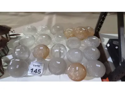 LOTE 145 - 01 LOTE COM VÁRIAS CÚPULAS DE VIDRO PARA LUMINÁRIAS. (NO ESTADO) ATENÇÃO! FAZER A VISITAÇÃO ANTES DE ARREMATAR, NÃO SABEMOS SE FUNCIONA, LEILÃO NÃO TEM GARANTIA E NEM DEVOLUÇÃO, SUJEITO A POSSÍVEIS AVARIAS VISÍVEIS/OCULTAS E/OU AUSÊNCIA DE COMPONENTES.