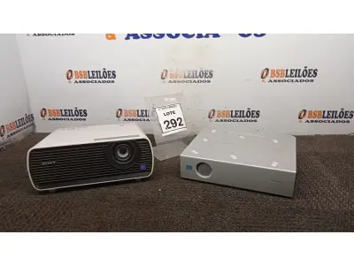 02 PROJETORES MARCA SONY. (NO ESTADO) ATENÇÃO! FAZER A VISITAÇÃO ANTES DE ARREMATAR, NÃO SABEMOS SE FUNCIONA, LEILÃO NÃO TEM GARANTIA E NEM DEVOLUÇÃO, SUJEITO A POSSÍVEIS AVARIAS VISÍVEIS/OCULTAS E/OU AUSÊNCIA DE COMPONENTES.