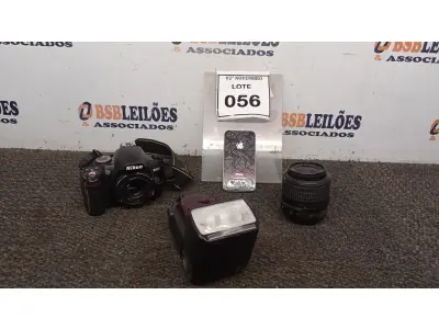 LOTE 056 - 01 MÁQUINA FOTOGRÁFICA DIGITAL MARCA NIKON MODELO D3000 COM LENTE, 01 FLASH E 01 IPHONE. (NO ESTADO) ATENÇÃO! FAZER A VISITAÇÃO ANTES DE ARREMATAR, NÃO SABEMOS SE FUNCIONA, LEILÃO NÃO TEM GARANTIA E NEM DEVOLUÇÃO, SUJEITO A POSSÍVEIS AVARIAS VISÍVEIS/OCULTAS E/OU AUSÊNCIA DE COMPONENTES.