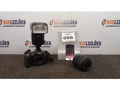 LOTE 056 - 01 MÁQUINA FOTOGRÁFICA DIGITAL MARCA NIKON MODELO D3000 COM LENTE, 01 FLASH E 01 IPHONE. (NO ESTADO) ATENÇÃO! FAZER A VISITAÇÃO ANTES DE ARREMATAR, NÃO SABEMOS SE FUNCIONA, LEILÃO NÃO TEM GARANTIA E NEM DEVOLUÇÃO, SUJEITO A POSSÍVEIS AVARIAS VISÍVEIS/OCULTAS E/OU AUSÊNCIA DE COMPONENTES.