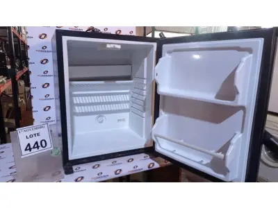 LOTE 440 - 01 FRIGOBAR 220V. (NO ESTADO) ATENÇÃO! FAZER A VISITAÇÃO ANTES DE ARREMATAR, NÃO SABEMOS SE FUNCIONA, LEILÃO NÃO TEM GARANTIA E NEM DEVOLUÇÃO, SUJEITO A POSSÍVEIS AVARIAS VISÍVEIS/OCULTAS E/OU AUSÊNCIA DE COMPONENTES.