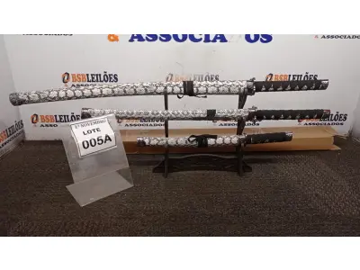 LOTE 005 - 03 ESPADAS KATANA ORNAMENTAL COM SUPORTE (PRODUTO NOVO) (NO ESTADO) ATENÇÃO! FAZER A VISITAÇÃO ANTES DE ARREMATAR, NÃO SABEMOS SE FUNCIONA, LEILÃO NÃO TEM GARANTIA E NEM DEVOLUÇÃO, SUJEITO A POSSÍVEIS AVARIAS VISÍVEIS/OCULTAS E/OU AUSÊNCIA DE COMPONENTES.