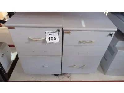 LOTE 105 - 02 GAVETEIROS COM RODINHAS COM 03 GAVETAS CADA. (NO ESTADO) ATENÇÃO! FAZER A VISITAÇÃO ANTES DE ARREMATAR, NÃO SABEMOS SE FUNCIONA, LEILÃO NÃO TEM GARANTIA E NEM DEVOLUÇÃO, SUJEITO A POSSÍVEIS AVARIAS VISÍVEIS/OCULTAS E/OU AUSÊNCIA DE COMPONENTES.