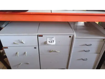 LOTE 127 - 02 GAVETEIROS 03 GAVETAS CADA. (NO ESTADO) ATENÇÃO! FAZER A VISITAÇÃO ANTES DE ARREMATAR, NÃO SABEMOS SE FUNCIONA, LEILÃO NÃO TEM GARANTIA E NEM DEVOLUÇÃO, SUJEITO A POSSÍVEIS AVARIAS VISÍVEIS/OCULTAS E/OU AUSÊNCIA DE COMPONENTES.