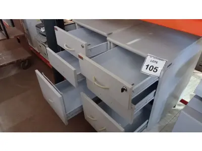 LOTE 105 - 02 GAVETEIROS COM RODINHAS COM 03 GAVETAS CADA. (NO ESTADO) ATENÇÃO! FAZER A VISITAÇÃO ANTES DE ARREMATAR, NÃO SABEMOS SE FUNCIONA, LEILÃO NÃO TEM GARANTIA E NEM DEVOLUÇÃO, SUJEITO A POSSÍVEIS AVARIAS VISÍVEIS/OCULTAS E/OU AUSÊNCIA DE COMPONENTES.