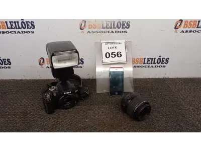LOTE 056 - 01 MÁQUINA FOTOGRÁFICA DIGITAL MARCA NIKON MODELO D3000 COM LENTE, 01 FLASH E 01 IPHONE. (NO ESTADO) ATENÇÃO! FAZER A VISITAÇÃO ANTES DE ARREMATAR, NÃO SABEMOS SE FUNCIONA, LEILÃO NÃO TEM GARANTIA E NEM DEVOLUÇÃO, SUJEITO A POSSÍVEIS AVARIAS VISÍVEIS/OCULTAS E/OU AUSÊNCIA DE COMPONENTES.