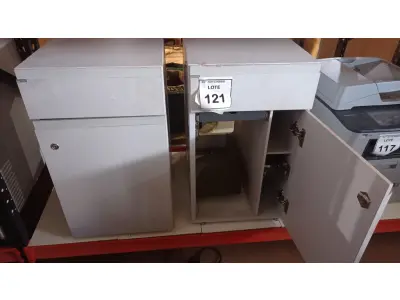 LOTE 121 - 02 ARMÁRIOS BAIXOS COM 01 GAVETA E SUPORTE PARA CPU. (NO ESTADO) ATENÇÃO! FAZER A VISITAÇÃO ANTES DE ARREMATAR, NÃO SABEMOS SE FUNCIONA, LEILÃO NÃO TEM GARANTIA E NEM DEVOLUÇÃO, SUJEITO A POSSÍVEIS AVARIAS VISÍVEIS/OCULTAS E/OU AUSÊNCIA DE COMPONENTES.