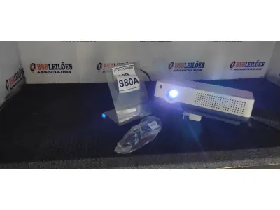 LOTE 380 - 01 PROJETOR MARCA SANYO COM CABOS. (NO ESTADO) ATENÇÃO! FAZER A VISITAÇÃO ANTES DE ARREMATAR, NÃO SABEMOS SE FUNCIONA, LEILÃO NÃO TEM GARANTIA E NEM DEVOLUÇÃO, SUJEITO A POSSÍVEIS AVARIAS VISÍVEIS/OCULTAS E/OU AUSÊNCIA DE COMPONENTES.