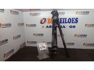 LOTE 075 - 01 TRIPÉ PARA CÂMERAS MARCA MANFROTTO. (NO ESTADO) ATENÇÃO! FAZER A VISITAÇÃO ANTES DE ARREMATAR, NÃO SABEMOS SE FUNCIONA, LEILÃO NÃO TEM GARANTIA E NEM DEVOLUÇÃO, SUJEITO A POSSÍVEIS AVARIAS VISÍVEIS/OCULTAS E/OU AUSÊNCIA DE COMPONENTES.