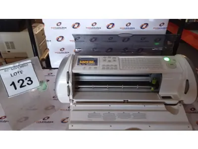 LOTE 123 - 01 MÁQUINA DE CORTE ELETRÔNICO MARCA CRICUT EXPRESSION. (NO ESTADO) ATENÇÃO! FAZER A VISITAÇÃO ANTES DE ARREMATAR, NÃO SABEMOS SE FUNCIONA, LEILÃO NÃO TEM GARANTIA E NEM DEVOLUÇÃO, SUJEITO A POSSÍVEIS AVARIAS VISÍVEIS/OCULTAS E/OU AUSÊNCIA DE COMPONENTES.