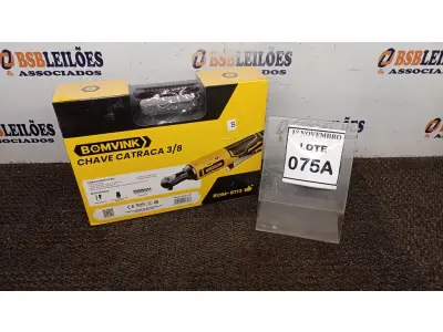 LOTE 075 - 01 CHAVE CATRACA 3/8 COM DUAS BATERIAS MALETA E ACESSÓRIOS (PRODUTO NOVO). (NO ESTADO) ATENÇÃO! FAZER A VISITAÇÃO ANTES DE ARREMATAR, NÃO SABEMOS SE FUNCIONA, LEILÃO NÃO TEM GARANTIA E NEM DEVOLUÇÃO, SUJEITO A POSSÍVEIS AVARIAS VISÍVEIS/OCULTAS E/OU AUSÊNCIA DE COMPONENTES.