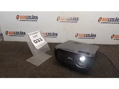 LOTE 033 - 01 PROJETOR MARCA BENQ. (NO ESTADO) ATENÇÃO! FAZER A VISITAÇÃO ANTES DE ARREMATAR, NÃO SABEMOS SE FUNCIONA, LEILÃO NÃO TEM GARANTIA E NEM DEVOLUÇÃO, SUJEITO A POSSÍVEIS AVARIAS VISÍVEIS/OCULTAS E/OU AUSÊNCIA DE COMPONENTES.
