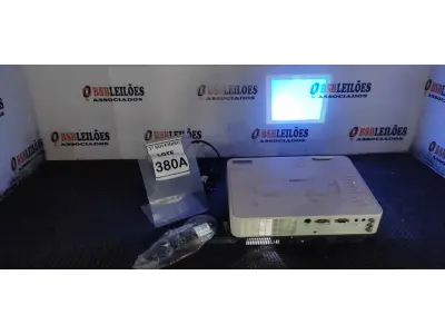 LOTE 380 - 01 PROJETOR MARCA SANYO COM CABOS. (NO ESTADO) ATENÇÃO! FAZER A VISITAÇÃO ANTES DE ARREMATAR, NÃO SABEMOS SE FUNCIONA, LEILÃO NÃO TEM GARANTIA E NEM DEVOLUÇÃO, SUJEITO A POSSÍVEIS AVARIAS VISÍVEIS/OCULTAS E/OU AUSÊNCIA DE COMPONENTES.