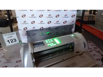 LOTE 123 - 01 MÁQUINA DE CORTE ELETRÔNICO MARCA CRICUT EXPRESSION. (NO ESTADO) ATENÇÃO! FAZER A VISITAÇÃO ANTES DE ARREMATAR, NÃO SABEMOS SE FUNCIONA, LEILÃO NÃO TEM GARANTIA E NEM DEVOLUÇÃO, SUJEITO A POSSÍVEIS AVARIAS VISÍVEIS/OCULTAS E/OU AUSÊNCIA DE COMPONENTES.