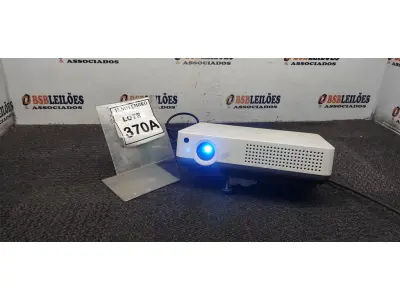 LOTE 370 - 01 PROJETOR MARCA SANYO COM CABOS. (NO ESTADO) ATENÇÃO! FAZER A VISITAÇÃO ANTES DE ARREMATAR, NÃO SABEMOS SE FUNCIONA, LEILÃO NÃO TEM GARANTIA E NEM DEVOLUÇÃO, SUJEITO A POSSÍVEIS AVARIAS VISÍVEIS/OCULTAS E/OU AUSÊNCIA DE COMPONENTES.