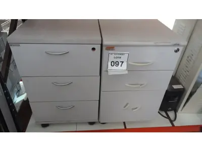 LOTE 097 - 02 GAVETEIROS COM RODINHAS COM 03 GAVETAS CADA. (NO ESTADO) ATENÇÃO! FAZER A VISITAÇÃO ANTES DE ARREMATAR, NÃO SABEMOS SE FUNCIONA, LEILÃO NÃO TEM GARANTIA E NEM DEVOLUÇÃO, SUJEITO A POSSÍVEIS AVARIAS VISÍVEIS/OCULTAS E/OU AUSÊNCIA DE COMPONENTES.