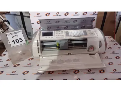 LOTE 103 - 01 MÁQUINA DE CORTE ELETRÔNICO MARCA CRICUT EXPRESSION. (NO ESTADO) ATENÇÃO! FAZER A VISITAÇÃO ANTES DE ARREMATAR, NÃO SABEMOS SE FUNCIONA, LEILÃO NÃO TEM GARANTIA E NEM DEVOLUÇÃO, SUJEITO A POSSÍVEIS AVARIAS VISÍVEIS/OCULTAS E/OU AUSÊNCIA DE COMPONENTES.