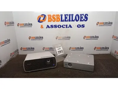 LOTE 292 - 02 PROJETORES MARCA SONY. (NO ESTADO) ATENÇÃO! FAZER A VISITAÇÃO ANTES DE ARREMATAR, NÃO SABEMOS SE FUNCIONA, LEILÃO NÃO TEM GARANTIA E NEM DEVOLUÇÃO, SUJEITO A POSSÍVEIS AVARIAS VISÍVEIS/OCULTAS E/OU AUSÊNCIA DE COMPONENTES.