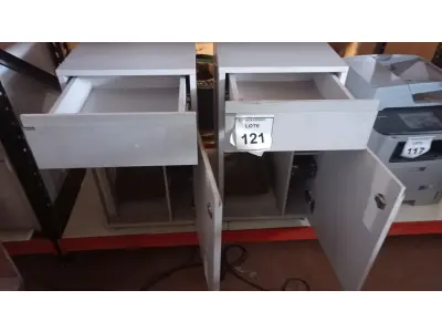 LOTE 121 - 02 ARMÁRIOS BAIXOS COM 01 GAVETA E SUPORTE PARA CPU. (NO ESTADO) ATENÇÃO! FAZER A VISITAÇÃO ANTES DE ARREMATAR, NÃO SABEMOS SE FUNCIONA, LEILÃO NÃO TEM GARANTIA E NEM DEVOLUÇÃO, SUJEITO A POSSÍVEIS AVARIAS VISÍVEIS/OCULTAS E/OU AUSÊNCIA DE COMPONENTES.