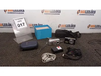 LOTE 017 - 02 CÂMERAS FOTOGRÁFICAS MARCAS OLYMPUS E SONY. (NO ESTADO) ATENÇÃO! FAZER A VISITAÇÃO ANTES DE ARREMATAR, NÃO SABEMOS SE FUNCIONA, LEILÃO NÃO TEM GARANTIA E NEM DEVOLUÇÃO, SUJEITO A POSSÍVEIS AVARIAS VISÍVEIS/OCULTAS E/OU AUSÊNCIA DE COMPONENTES.