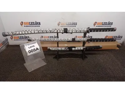 LOTE 005 - 03 ESPADAS KATANA ORNAMENTAL COM SUPORTE (PRODUTO NOVO) (NO ESTADO) ATENÇÃO! FAZER A VISITAÇÃO ANTES DE ARREMATAR, NÃO SABEMOS SE FUNCIONA, LEILÃO NÃO TEM GARANTIA E NEM DEVOLUÇÃO, SUJEITO A POSSÍVEIS AVARIAS VISÍVEIS/OCULTAS E/OU AUSÊNCIA DE COMPONENTES.