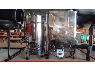 LOTE 107 - 02 CAFETEIRAS INDUSTRIAIS EM INOX. (NO ESTADO) ATENÇÃO! FAZER A VISITAÇÃO ANTES DE ARREMATAR, NÃO SABEMOS SE FUNCIONA, LEILÃO NÃO TEM GARANTIA E NEM DEVOLUÇÃO, SUJEITO A POSSÍVEIS AVARIAS VISÍVEIS/OCULTAS E/OU AUSÊNCIA DE COMPONENTES.