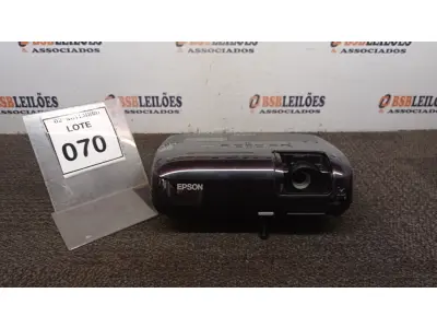 LOTE 070 - 01 PROJETOR MARCA EPSON. (NO ESTADO) ATENÇÃO! FAZER A VISITAÇÃO ANTES DE ARREMATAR, NÃO SABEMOS SE FUNCIONA, LEILÃO NÃO TEM GARANTIA E NEM DEVOLUÇÃO, SUJEITO A POSSÍVEIS AVARIAS VISÍVEIS/OCULTAS E/OU AUSÊNCIA DE COMPONENTES.