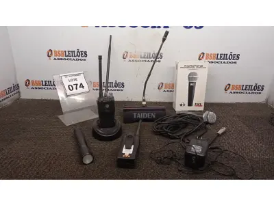LOTE 074 - 02 RÁDIOS COMUNICADORES COM 01 CARREGADOR, 01 MICROFONE DE MESA, 01 MICROFONE PROFISSIONAL E 01 LANTERNA. (NO ESTADO) ATENÇÃO! FAZER A VISITAÇÃO ANTES DE ARREMATAR, NÃO SABEMOS SE FUNCIONA, LEILÃO NÃO TEM GARANTIA E NEM DEVOLUÇÃO, SUJEITO A POSSÍVEIS AVARIAS VISÍVEIS/OCULTAS E/OU AUSÊNCIA DE COMPONENTES.