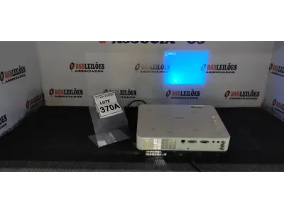 LOTE 370 - 01 PROJETOR MARCA SANYO COM CABOS. (NO ESTADO) ATENÇÃO! FAZER A VISITAÇÃO ANTES DE ARREMATAR, NÃO SABEMOS SE FUNCIONA, LEILÃO NÃO TEM GARANTIA E NEM DEVOLUÇÃO, SUJEITO A POSSÍVEIS AVARIAS VISÍVEIS/OCULTAS E/OU AUSÊNCIA DE COMPONENTES.